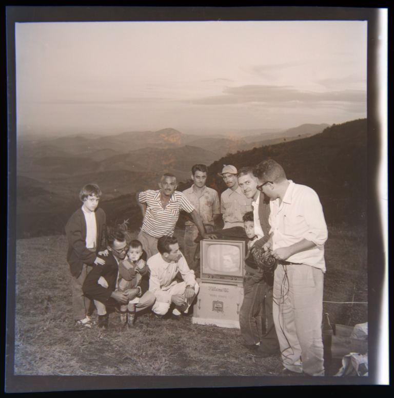 FOT_078 - [Plano médio – homens e crianças posando próximos à TV e cabeamentos] (1)